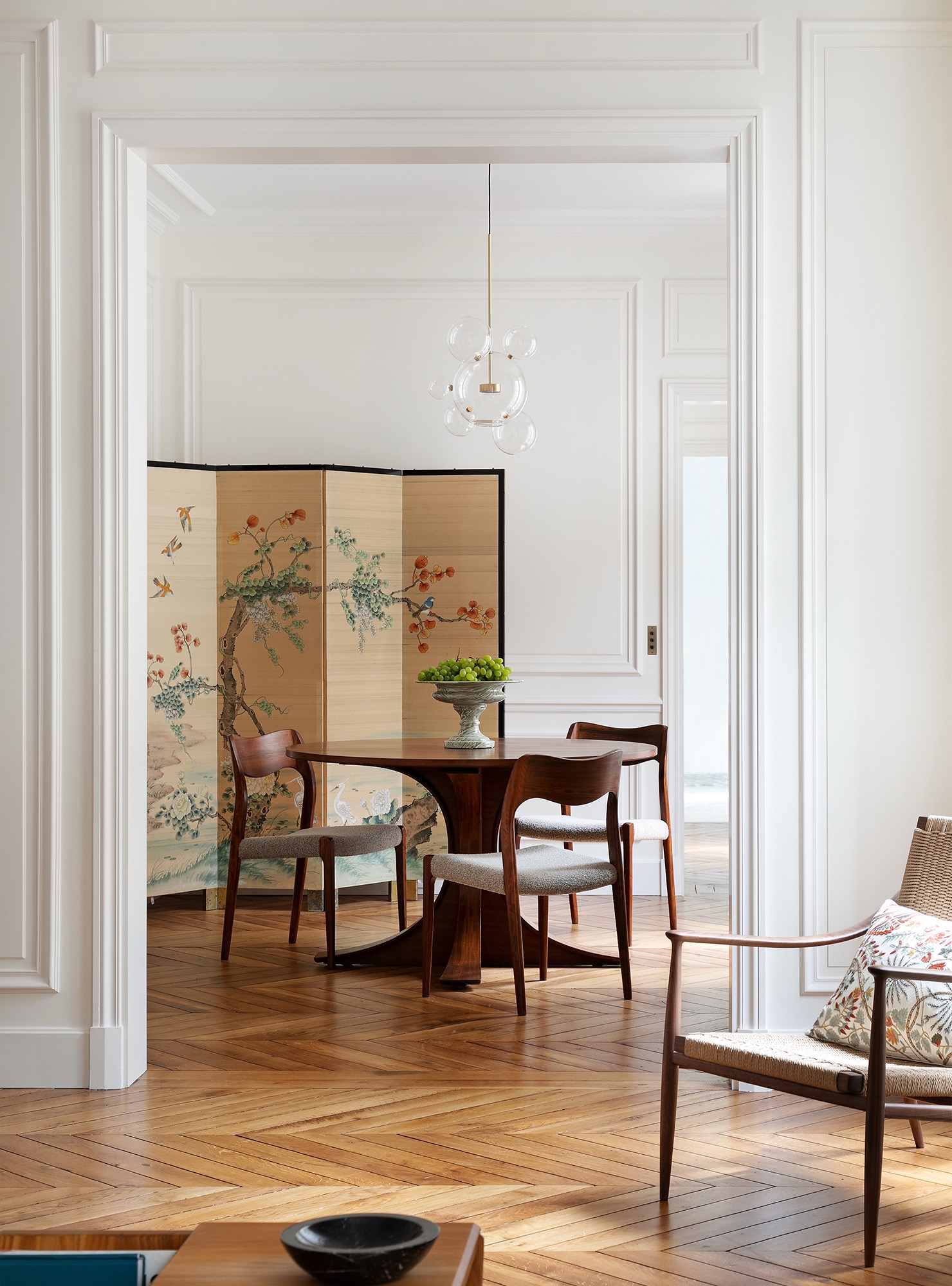 Intérieur bordelais aux moulures classiques et au mobilier contemporain